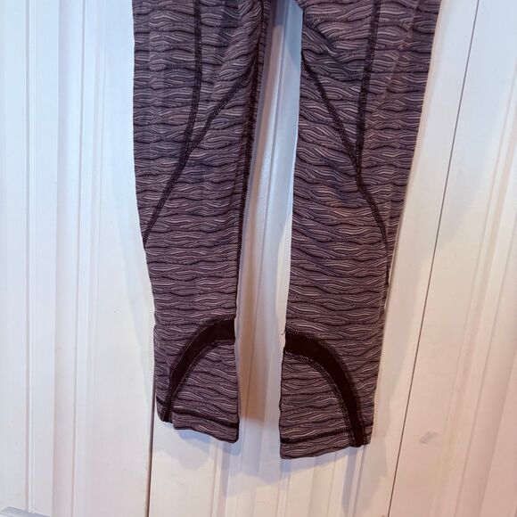 Lululemon Gray And Black Wavy Print Crops Size 4 - Picture 4 of 8